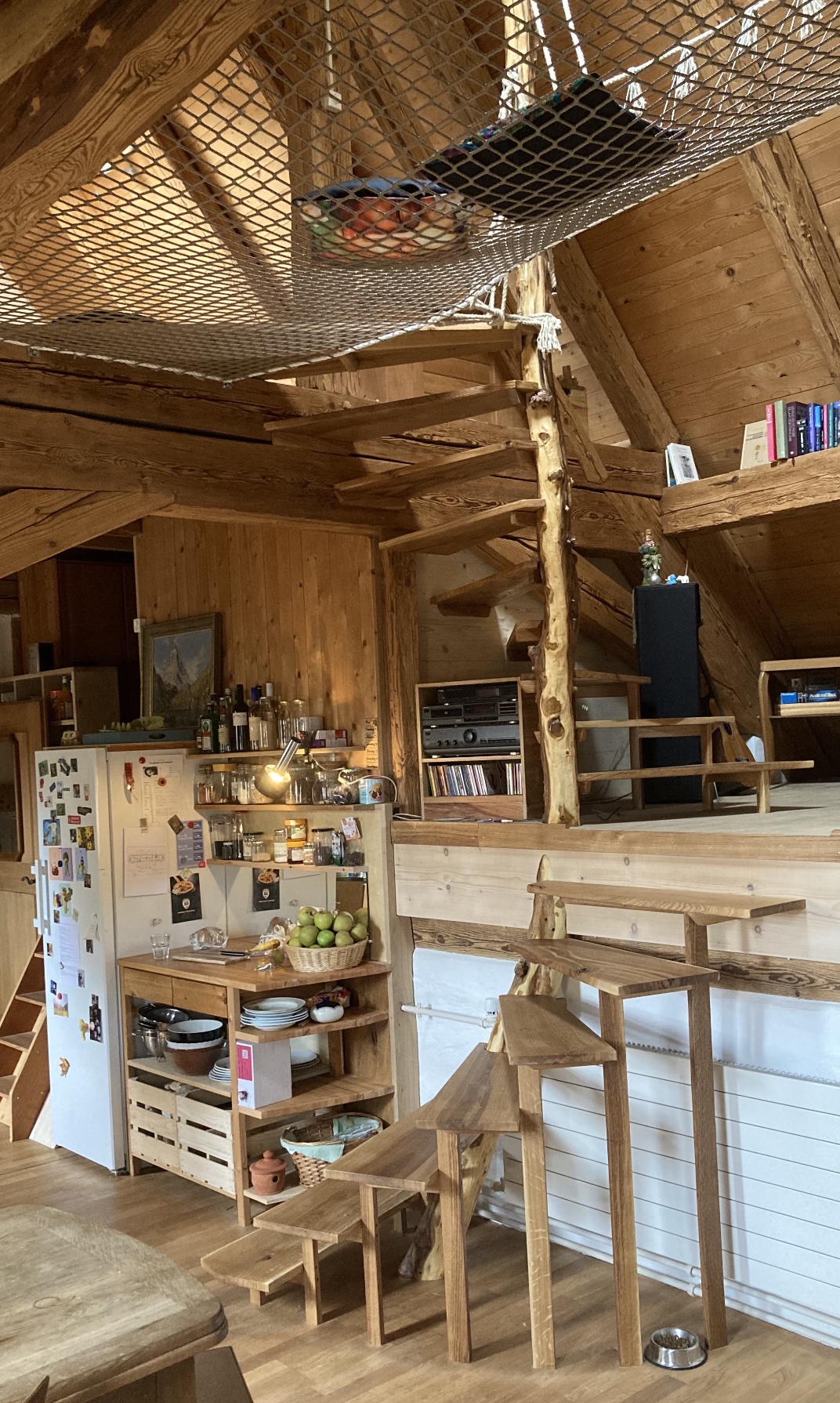 Die Wohnnetze schaffen einen zusätzlichen Entspannungsraum, ohne dass der untere Teil des Raumes an Helligkeit und Höhe verliert.